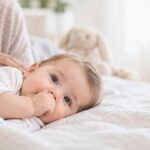 آیا مکیدن انگشت نوزاد نشانه گرسنگی است؟ دلایل واقعی این رفتار و زمان نگرانی والدین