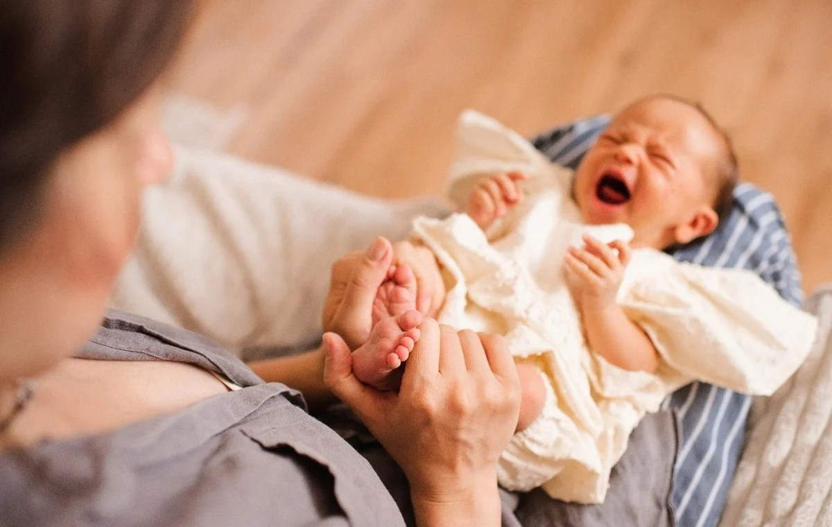 کولیک نوزاد از کی شروع می‌شود و تا چند ماهگی ادامه دارد؟ + راه‌های آرام کردن نوزاد