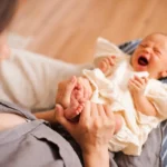 کولیک نوزاد از کی شروع می‌شود و تا چند ماهگی ادامه دارد؟ + راه‌های آرام کردن نوزاد